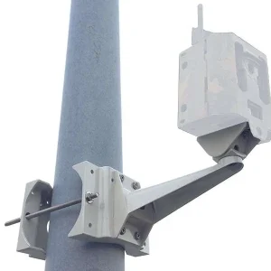 Sistema di fissaggio per fototrappola su palo della luce o su parete piana