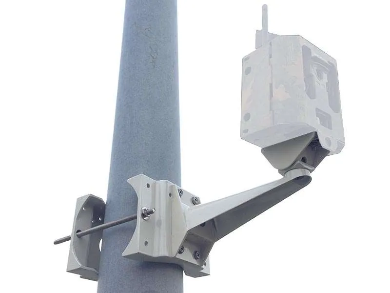 Sistema di fissaggio per fototrappola su palo della luce o su parete piana